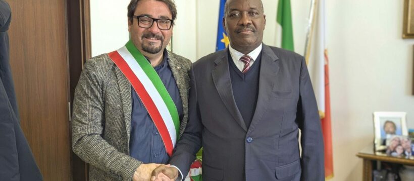 Teramo: L’Ambasciatore del Burundi in Italia Ernest Ndabashinze ricevuto in Comune dal Sindaco Gianguido D’Alberto.