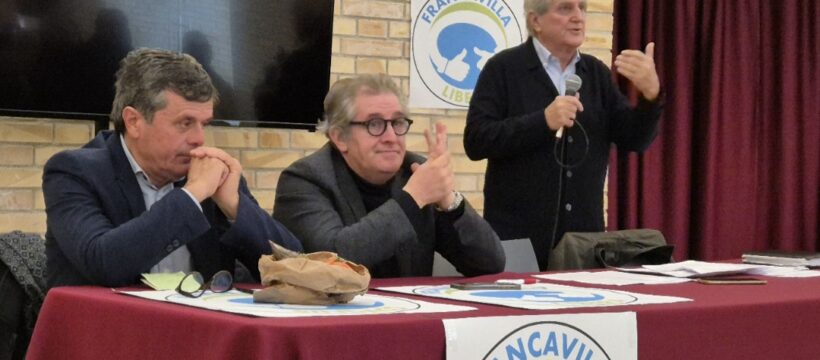 Roberto Angelucci, quattro volte sindaco di Francavilla al Mare (Ch), consigliere d'opposizione del Comune attualmente guidato dal Sindaco Luisa Russo ha salutato la politica oggi in conferenza stampa, dopo aver fatto un bilancio dei suoi anni in campo e dopo aver lanciato idee per il futuro da cittadino ma comunque attivo. Presenti, per salutare il consigliere uscente ed accogliere il nuovo ingresso in Consiglio, lo stesso Primo cittadino e l'Assessore regionale al Turismo, Daniele D'Amario. Al posto di Angelucci ora entra in Consiglio già dal 27 Dicembre, Pino Candeloro primo dei non eletti, in quota Fratelli d'Italia, ma Angelucci grande protagonista della politica di Francavilla al Mare si mette da parte senza rimpianti, ringraziando tutti coloro che gli hanno sempre dato fiducia e tutti coloro che con lui hanno sempre avuto un confronto sereno. "Mi dimetto perchè dopo essere stato eletto come consigliere durante le ultime elezioni avevo già deciso di lasciare il posto dopo tre anni come ho fatto già nella precedente elezione quando ho lasciato il posto ad Alessandro Mantini. Ora tocca a Pino Candeloro che mi è stato sempre vicino e penso che per lui possa essere una grande occasione questo ingresso essendo anche giovane, potrà meglio prepararsi a nuove sfide politiche" – spiega Angelucci. Una richiesta per Candeloro da parte del consigliere uscente è quella di aderire ad Angelucci Sindaco Francavilla Libera, "per poter essere più libero di agire all'interno del Consiglio Comunale e fare scelte non legate ai partiti". "In questi anni ho cercato di non fare l'oppositore ma di essere consigliere responsabile e mettere in evidenza i problemi di Francavilla per poterli risolvere con l'amministrazione: viabilità, prolungamento della variante, viabilità interna, spostamento della ferrovia per arrivare ad un utilizzo più sostenibile dell'attuale tracciato, completamento del Porto che è un progetto mio fortemente osteggiato dal centrosinistra ma che, ripreso, ora va completato; così come accade per il terzo depuratore e tutta la rete della depurazione perché sono fondamentali: sono stato addosso all'ACA in molte occasioni perché ho lasciato nel 2008, 7milioni di euro per la realizzazione di quest'ultima opera ed oggi di fatto non ancora partono i lavori" – spiega Angelucci. "In questi anni - prosegue - in particolare quest'anno, è venuto fuori il problema dell'acqua: bisogna tornare sulla rete idrica di Francavilla, ma principalmente sulla linea che viene dalla Maiella e che deve essere stoppata così come lo era prima sul territorio al confine con Pescara e non deve procedere verso Pescara perchè così con la reinstallazione dell'autoclave nei palazzi più alti sicuramente non si dovrà più procedere alle chiusure giornaliere che creano tanti disagi alla comunità e ai turisti". Angelucci pur rinunciando al posto da consigliere, anticipa che vigilerà sul benessere della sua Francavilla attraverso una nuova associazione: "Nello stesso tempo proprio per lasciare un chiaro segnale di come starò attento alle questioni della nostra Città nasce l'Associazione Francavilla Libera ossia 'libera di volare alto', perchè in effetti in questi ultimi anni l'amministrazione è stata più presa da problemi di completamento di progetti già iniziati ed ora è il momento di prendere contatto con le numerose associazioni e quindi pensare di fare opere di promozione turistica importante. Per esempio con il completamento di una via verde che ho fortemente voluto negli anni e che per fortuna si sta realizzando su tutta la costa abruzzese si darà una svolta definitiva ad un tipo di turismo slow e legato all'ambiente da cui Francavilla potrà trarne benefici". L'intenzione di Roberto Angelucci è quella di essere comunque presente con questa associazione: "personalmente continuerò le mie attività sociali con For Life, con la scuola in Africa e a dare una mano a chi ne ha bisogno sul territorio come abbiamo sempre fatto io e chi con me è interessato; rimarrò legato allo sport e alle tradizioni di Francavilla". "Non mi sento consigliere di opposizione - spiega Candeloro - ma consigliere di minoranza: non dobbiamo opporci a nessuno ma lavorare tutti per lo stesso fine e sono tante le proposte che abbiamo per Francavilla". "Ringrazio chi mi ha sempre sostenuto e spero si possa continuare con serietà questo cammino e si possano risolvere le problematiche che si sono evidenziate negli ultimi anni: bisogna solo implementare il buon vivere di Francavilla" – così saluta il consigliere uscente. "Per Francavilla possiamo fare molto di più - conclude D'Amario. - Roberto ha amato ed ama la sua città, per questo motivo gli faccio i migliori auguri per questo nuovo percorso: non farà politica attiva ma continuerà sicuramente a lavorare per il bene e la valorizzazione del suo territorio".